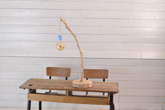 Lampe de table en bois  avec une belle branche, douille porcelaine bleue