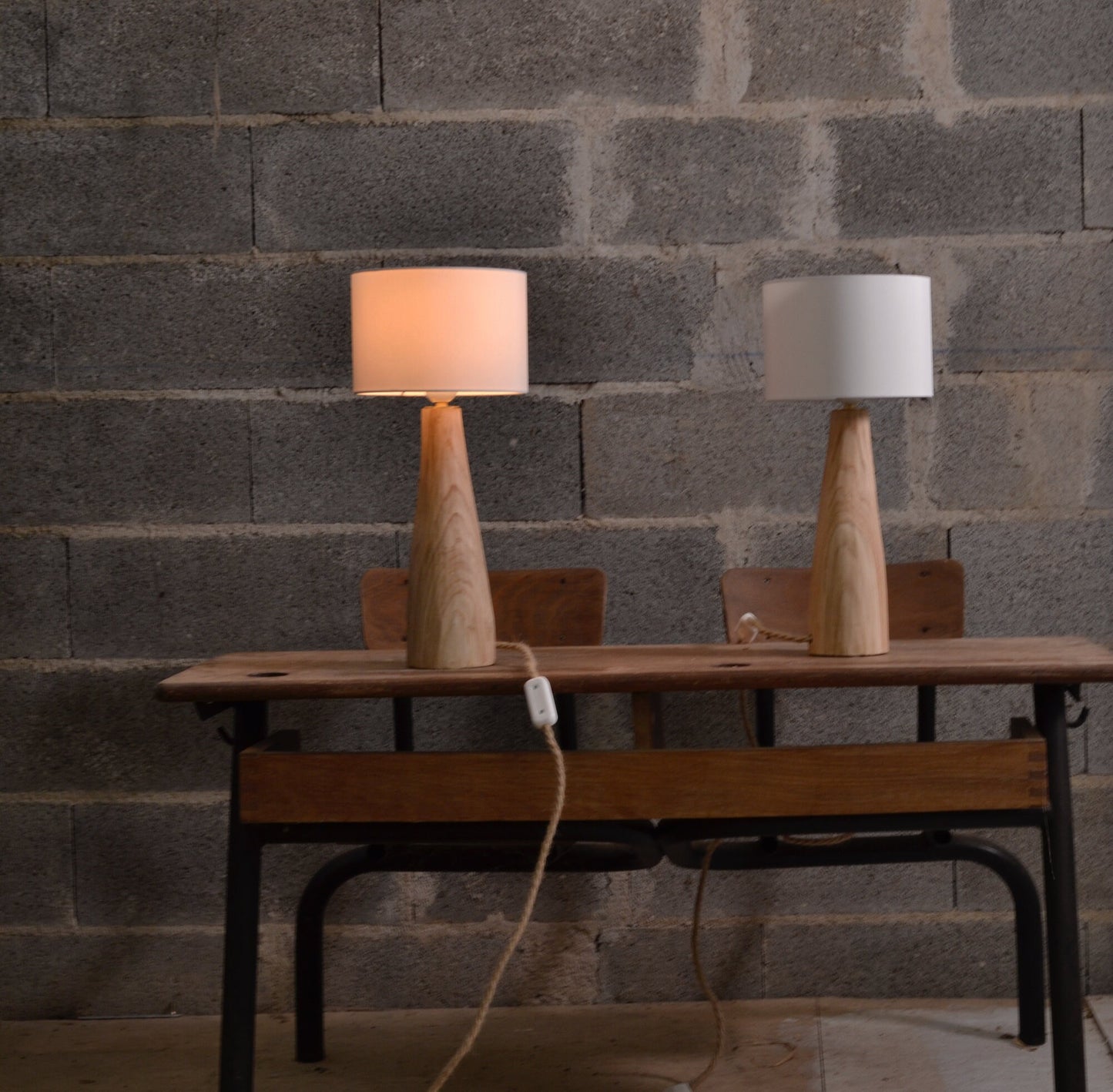 Lampe de chevet en bois de châtaignier, de forme conique