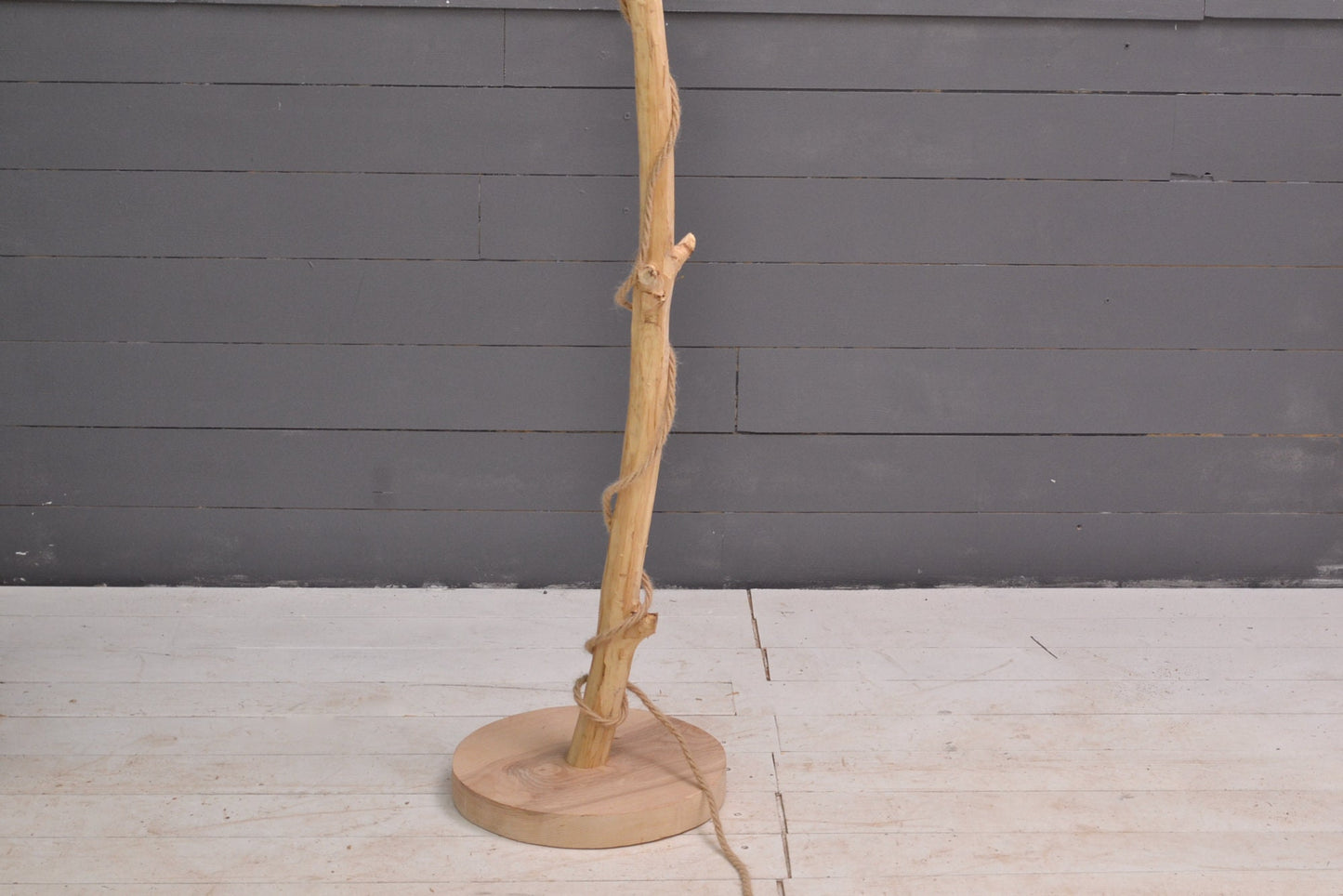 Lampadaire bois avec une belle branche de châtaignier