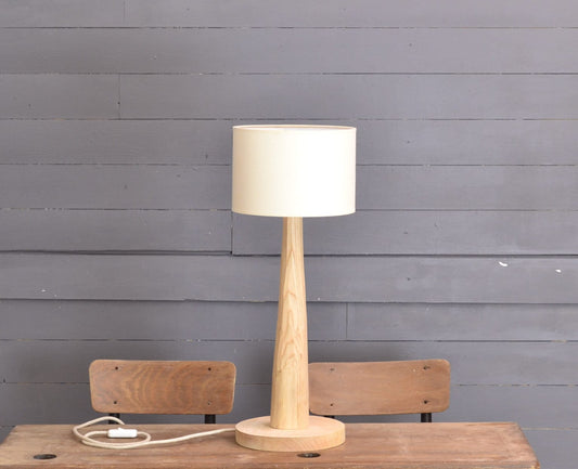 Lampe de table en bois de châtaignier, de forme conique avec pied rond