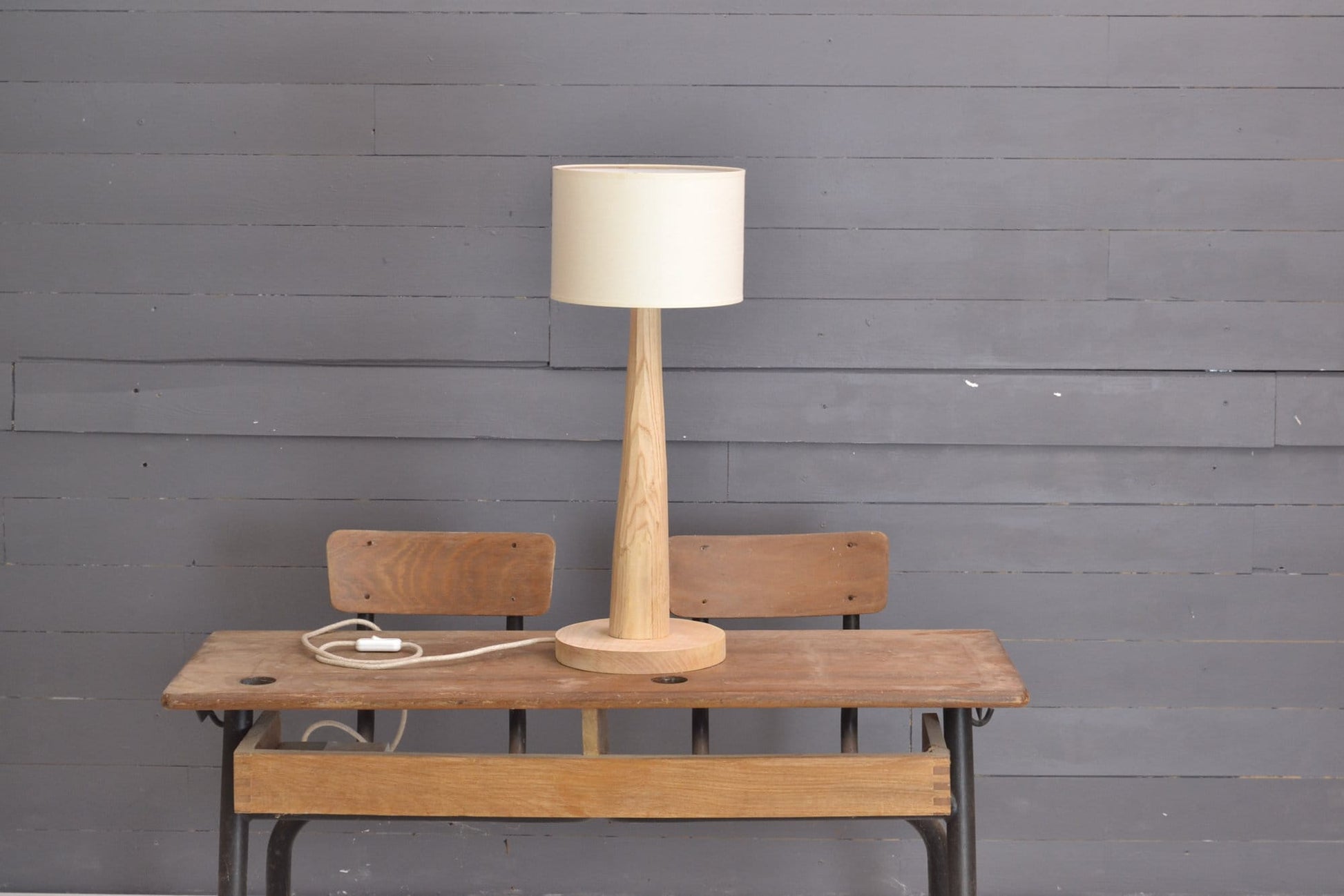 Lampe de table en bois de châtaignier, de forme conique avec pied rond