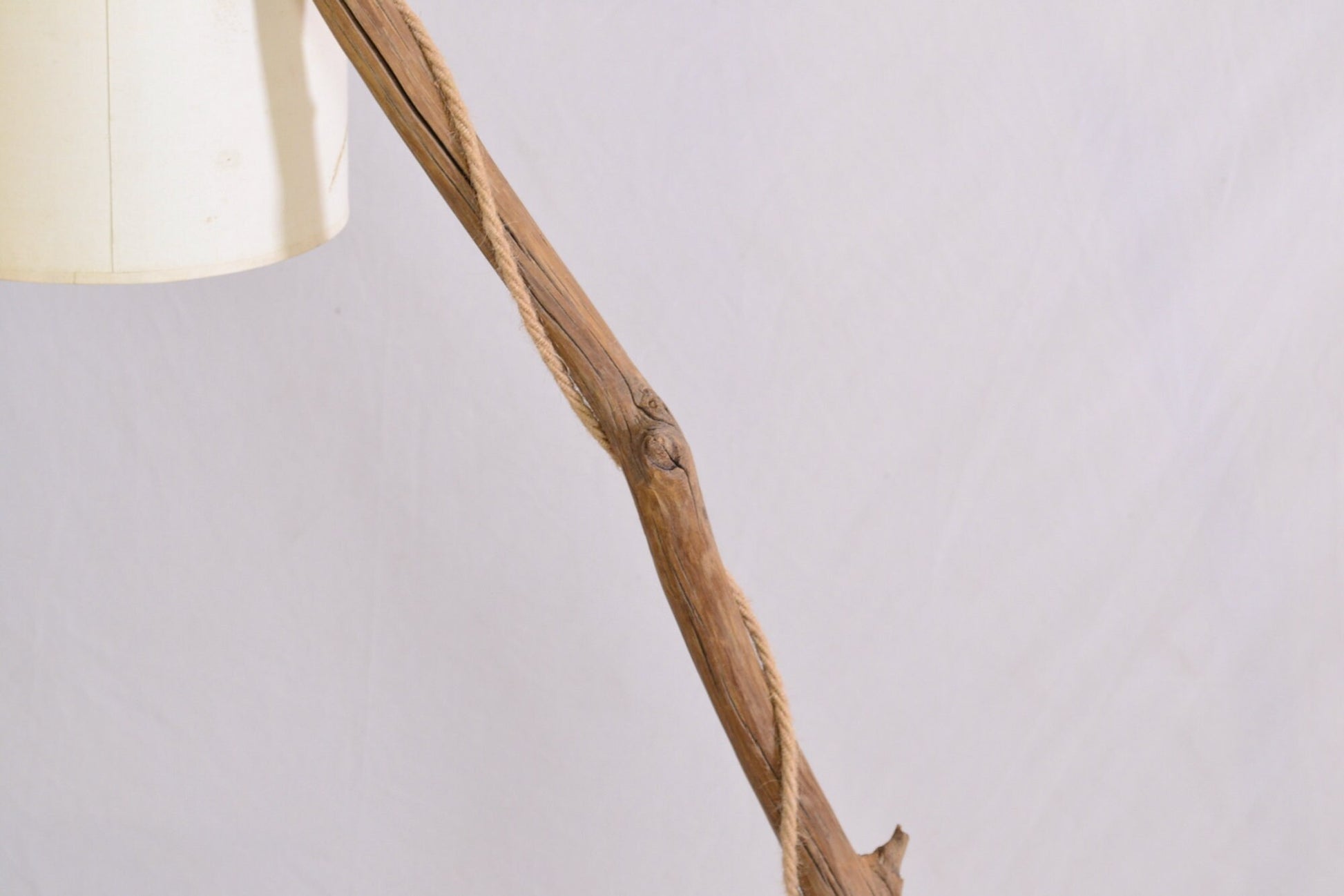 Lampadaire en bois avec une branche de châtaignier patinée par le temps