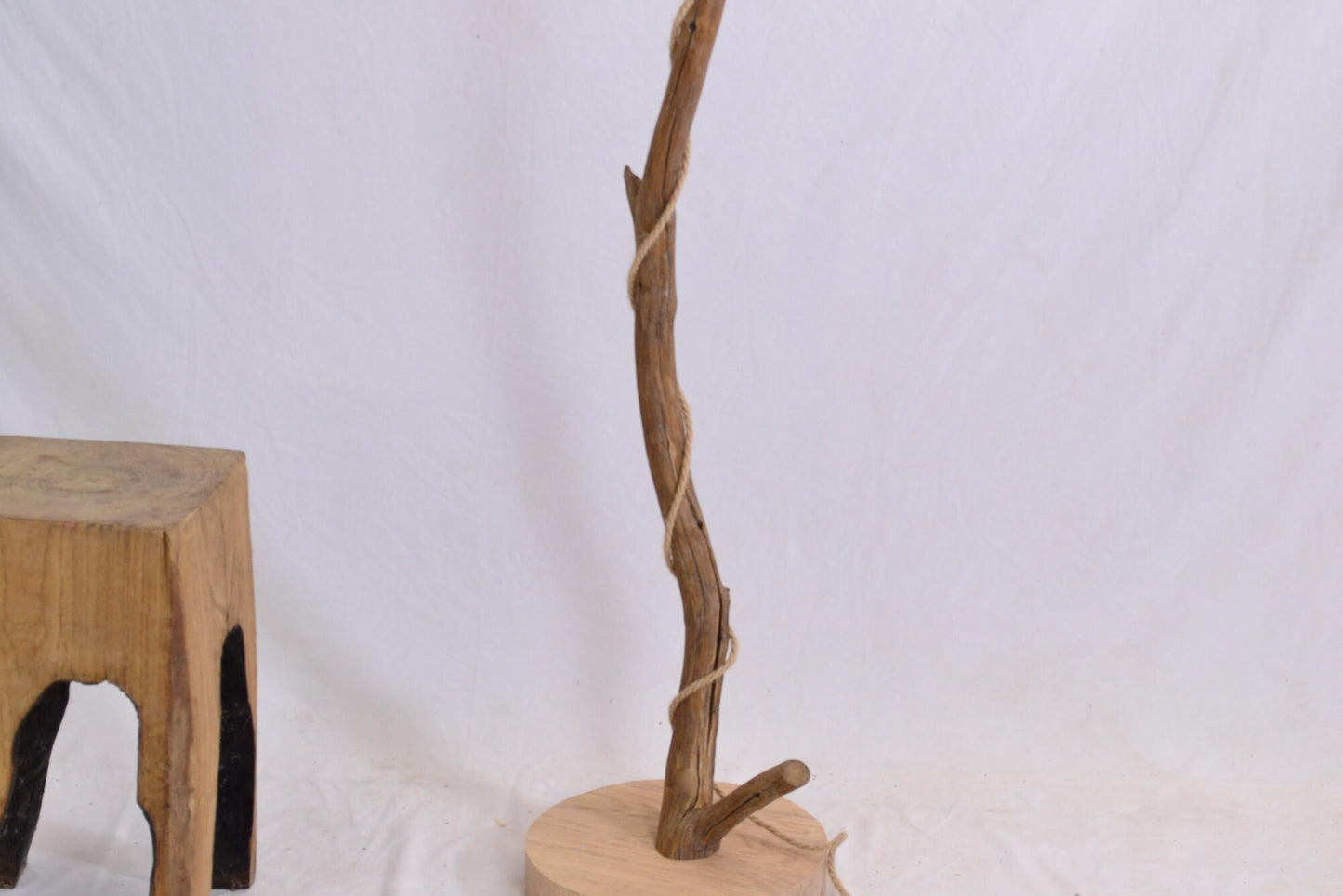 Lampadaire en bois avec une branche de châtaignier patinée par le temps