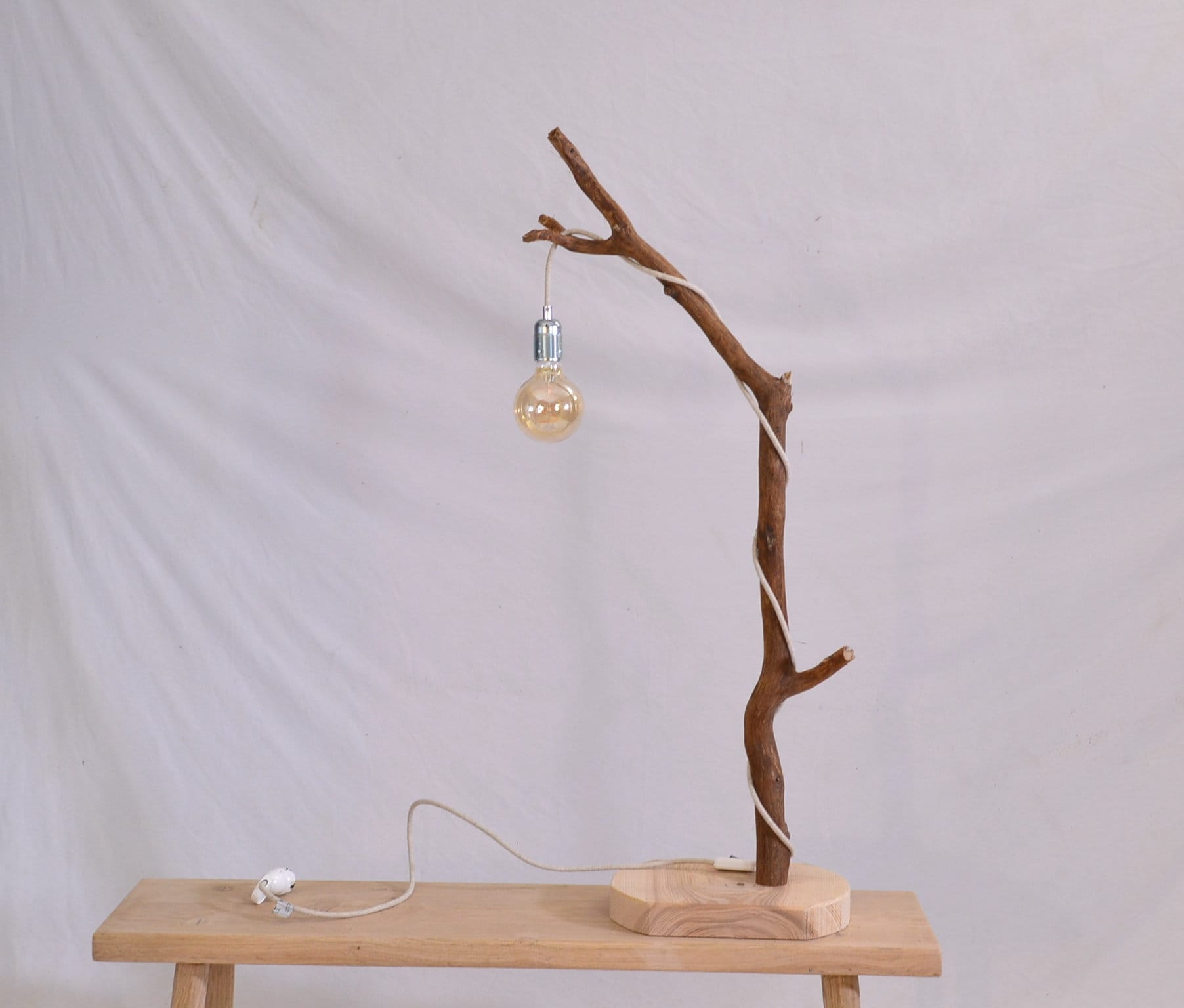 Lampe de table en bois avec une belle branche de chêne polie par le temps