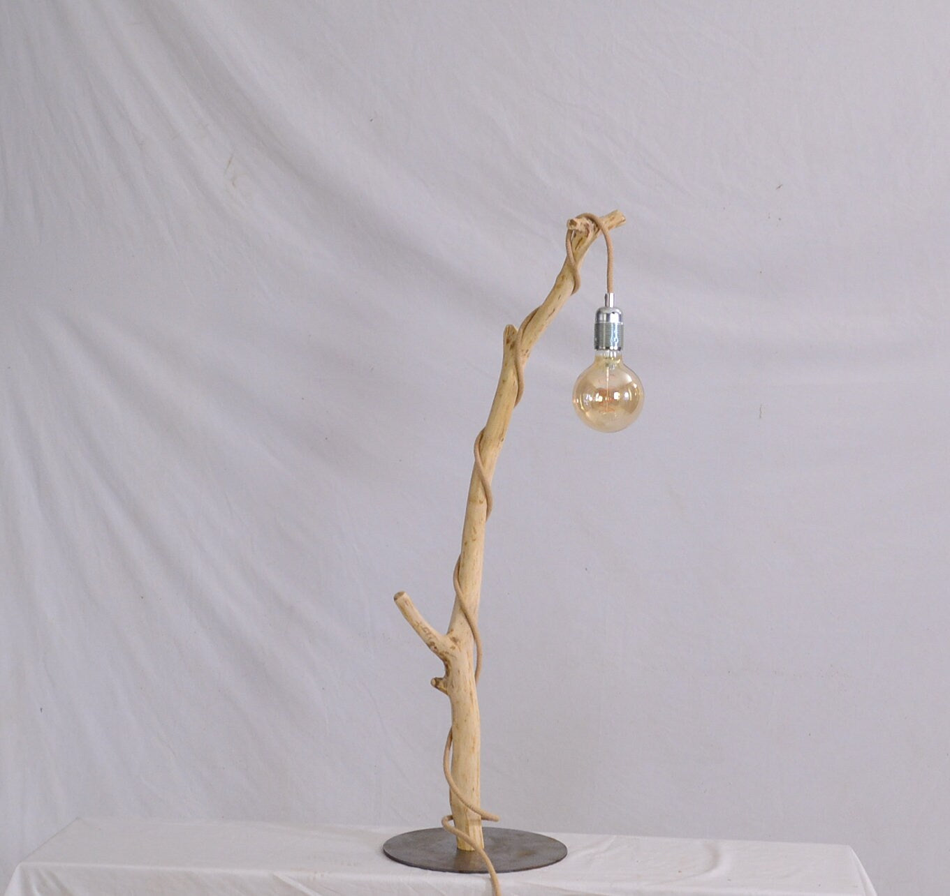 Lampe de table avec une belle branche, pied en acier