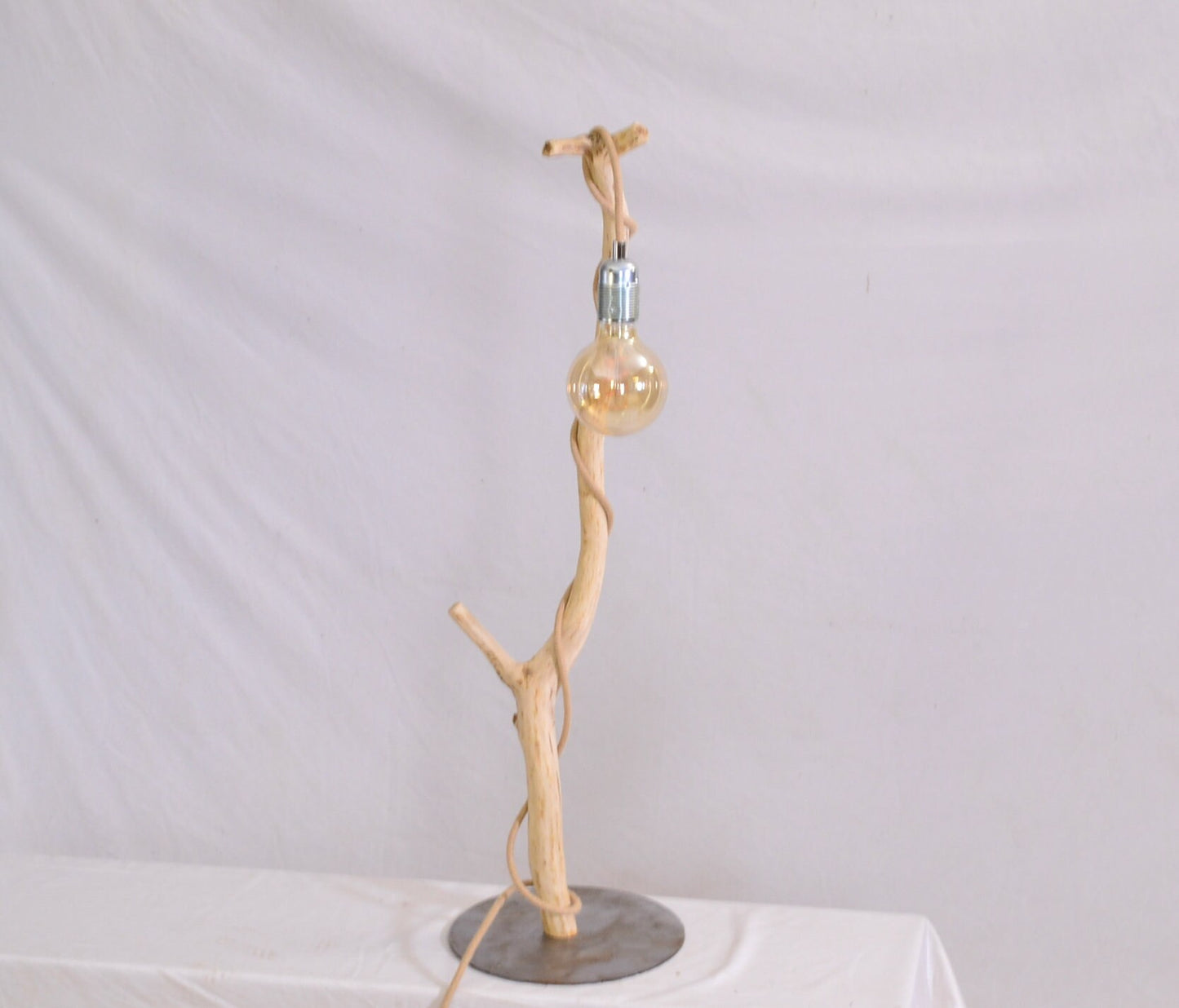Lampe de table avec une belle branche, pied en acier