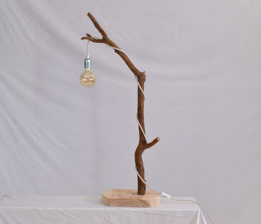 Lampe de table en bois avec une belle branche de chêne polie par le temps