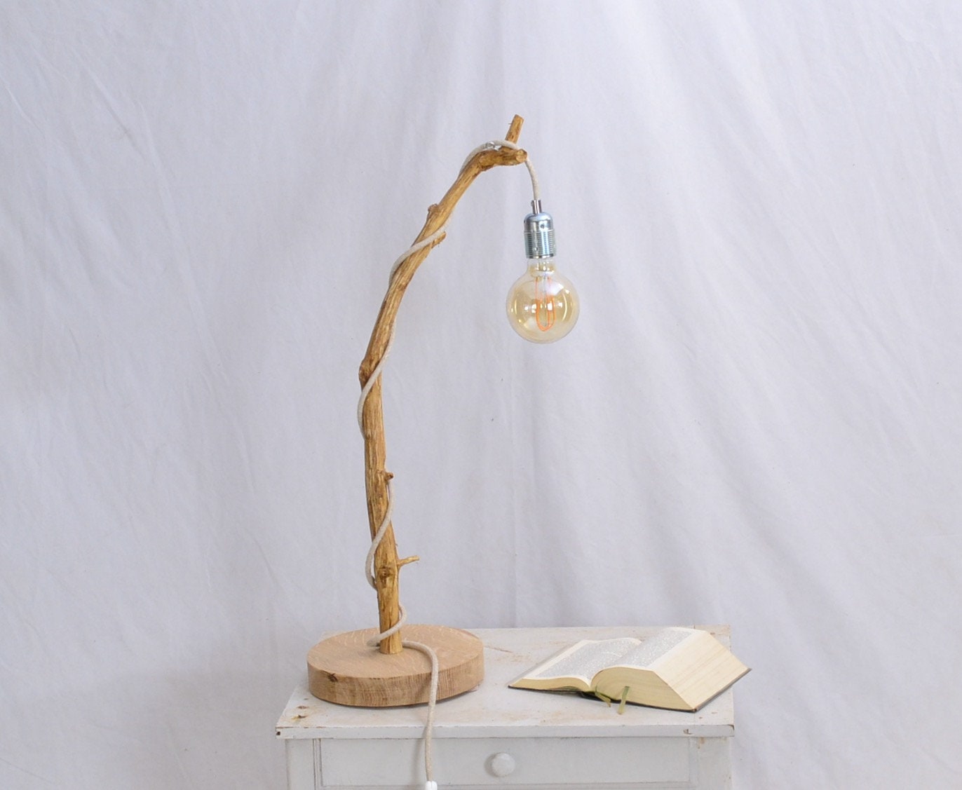 Lampe de table en bois avec une belle branche de chêne