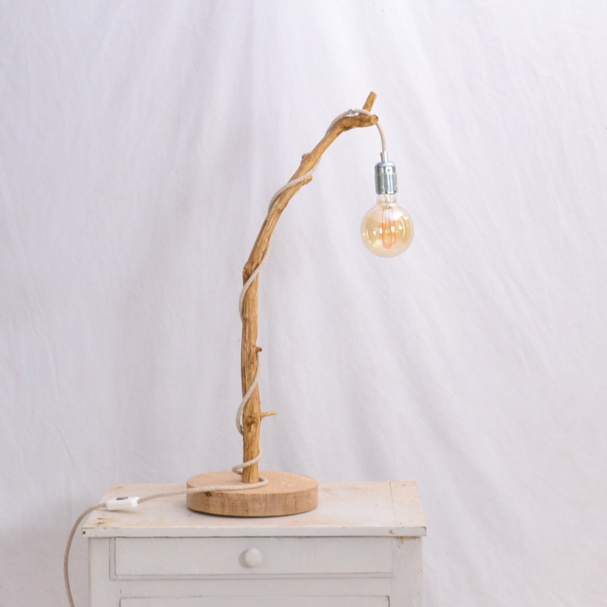 Lampe de table en bois avec une belle branche de chêne