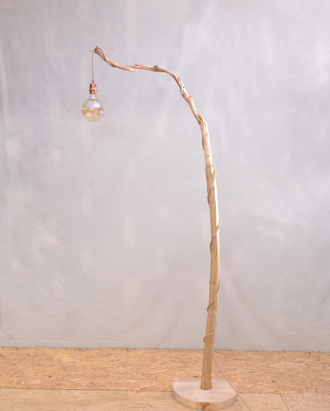Grand lampadaire bois avec une belle branche de chêne