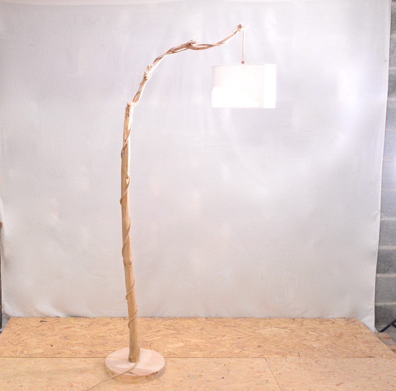 Grand lampadaire bois avec une belle branche de chêne