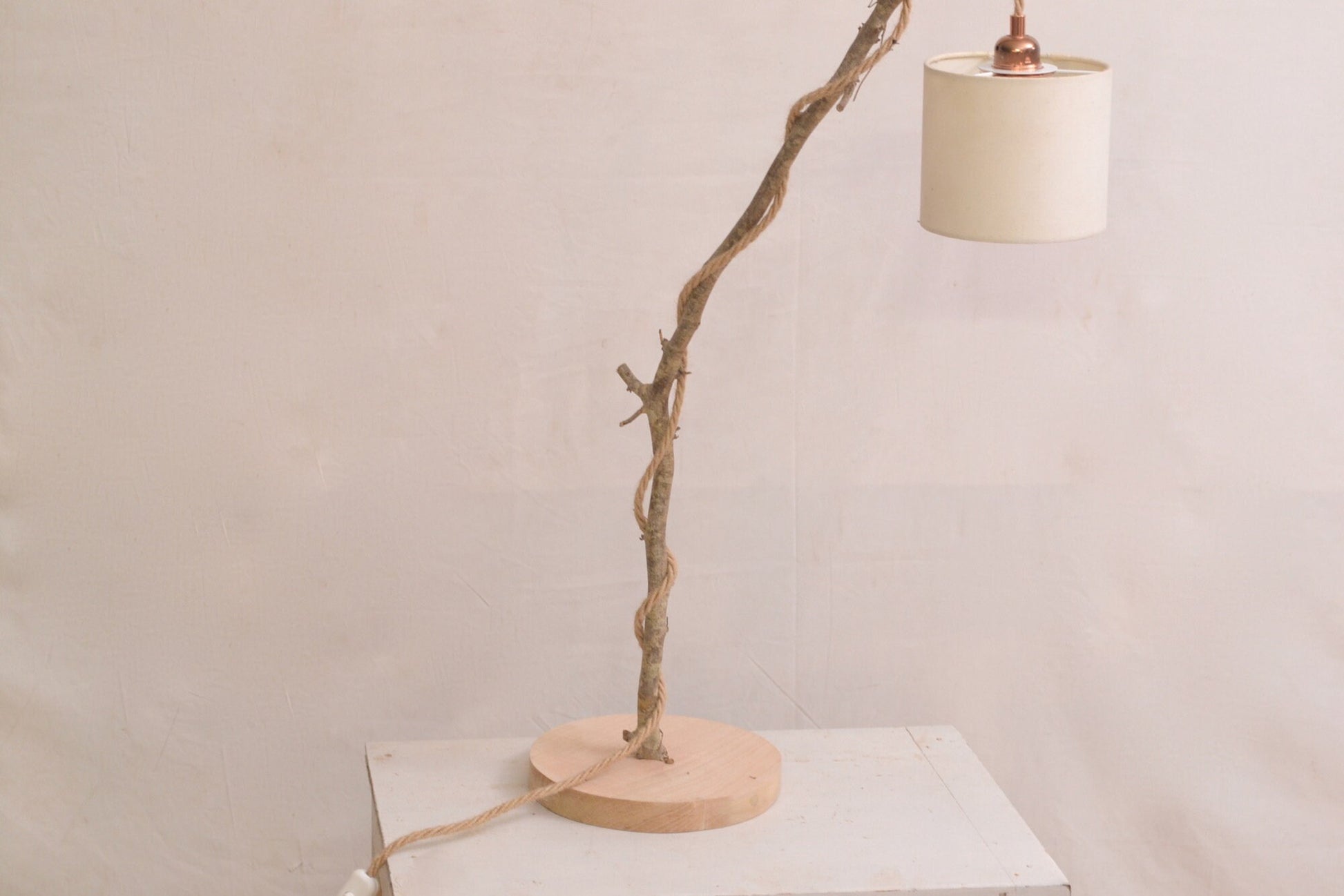 Lampe en bois brut, avec une belle branche de noisetier, esprit bohème