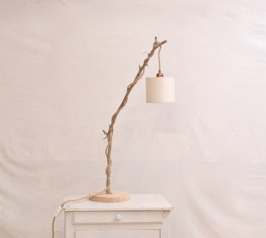Lampe en bois brut, avec une belle branche de noisetier, esprit bohème